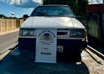 Em Miranda homem rouba carro, bate em veículo e é preso