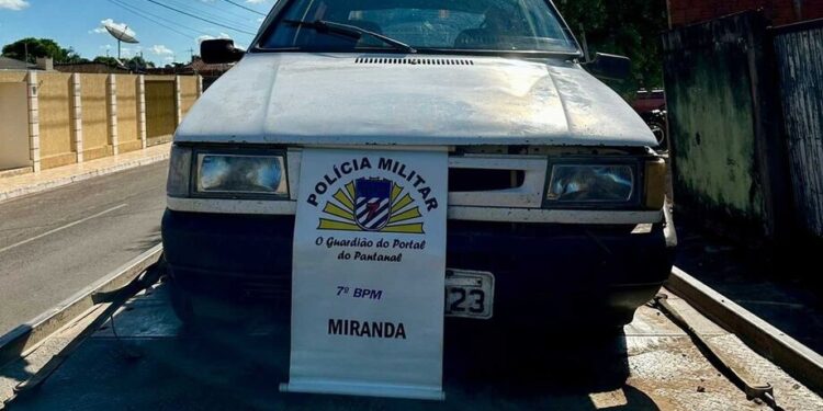 Em Miranda homem rouba carro, bate em veículo e é preso