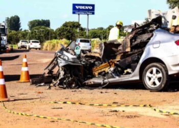 Casal morre em acidente com carreta que saía de posto de combustível na BR-163 em Campo Grande