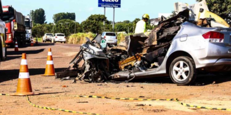 Casal morre em acidente com carreta que saía de posto de combustível na BR-163 em Campo Grande