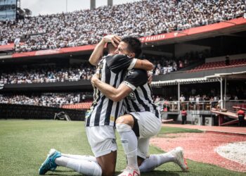 Com 50 mil no Morumbis, Santos bate São Bernardo e garante ponta do Grupo A do Paulistão