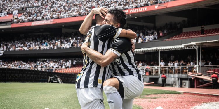 Com 50 mil no Morumbis, Santos bate São Bernardo e garante ponta do Grupo A do Paulistão