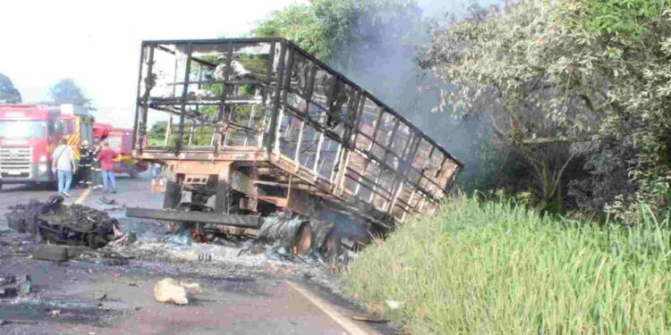Duas pessoas morrem em acidente envolvendo três carretas na MS-276 em Batayporã