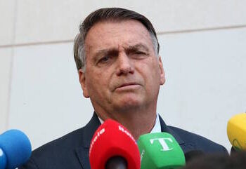 PF cumpre mandado de busca e apreensão contra Jair Bolsonaro