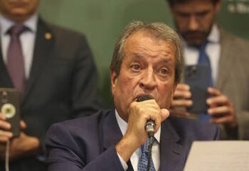 Valdemar Costa Neto continua preso após audiência de custódia