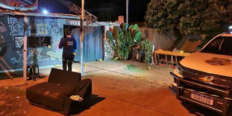 Morador tenta fugir depois de ter casa invadida e é assassinado a facadas por dupla em Batayporã