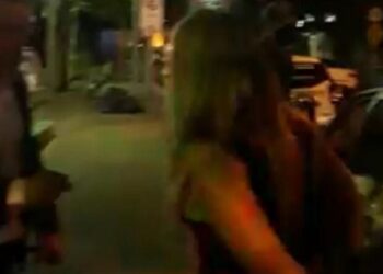 Mulher rasga camiseta do ex em festa de Carnaval em Corumbá