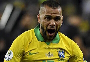 Daniel Alves é condenado a 4 anos e seis meses de prisão por agressão sexual em boate na Espanha