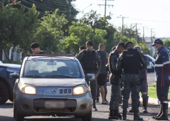 Homem é emboscado por motociclista e executado dentro de carro