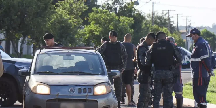 Homem é emboscado por motociclista e executado dentro de carro