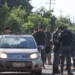 Homem é emboscado por motociclista e executado dentro de carro