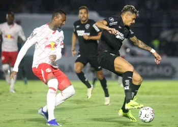 Com um a menos, Botafogo segura Bragantino e vai à fase de grupos da Libertadores