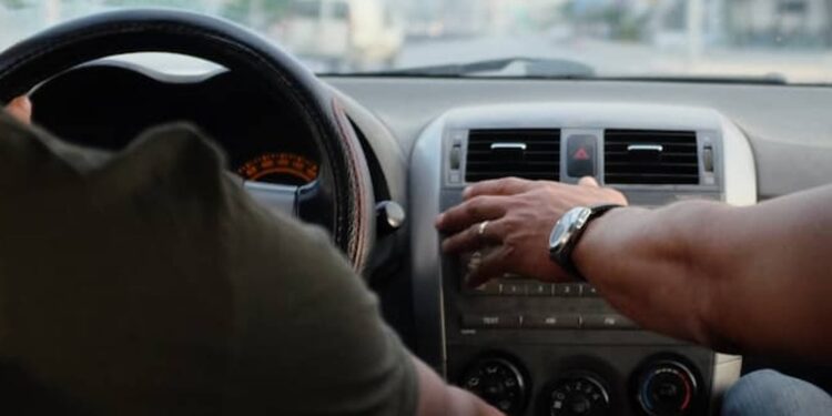 Instrutor de autoescola é levado para a delegacia após aluna denunciar assédio sexual em Campo Grande