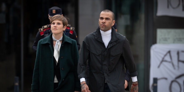 Fiança de Daniel Alves foi paga por amigos, diz jornal espanhol