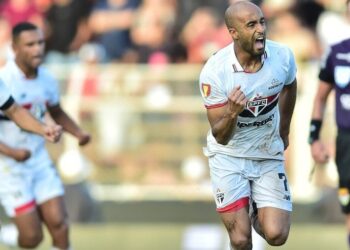 Nos acréscimos, São Paulo vence e avança no Paulistão