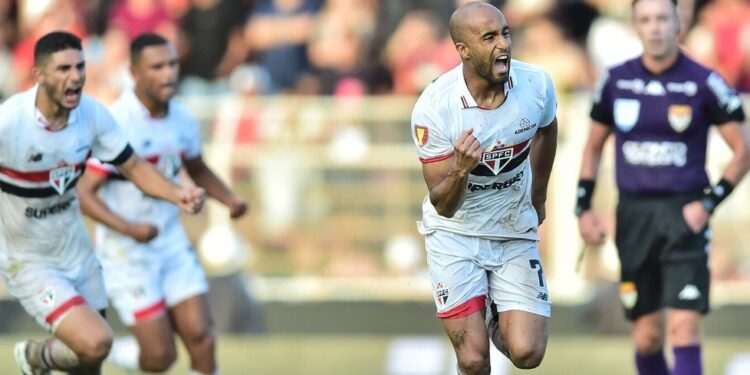 Nos acréscimos, São Paulo vence e avança no Paulistão