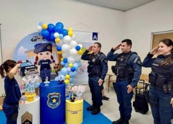 PM faz surpresa no aniversário da pequena Lívia, fã da corporação em Miranda