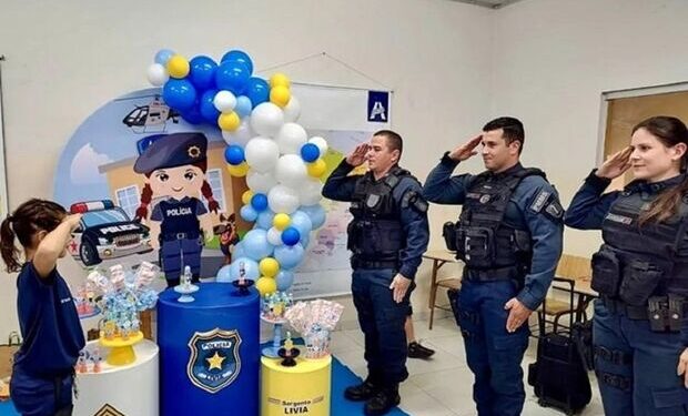 PM faz surpresa no aniversário da pequena Lívia, fã da corporação em Miranda