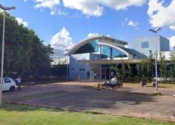 Rapaz é esfaqueado na frente de casa após voltar de festa na Moreninha