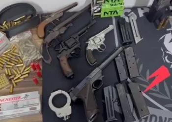 Policial militar aposentado é preso vendendo armas e arsenal é encontrado em Campo Grande