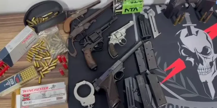 Policial militar aposentado é preso vendendo armas e arsenal é encontrado em Campo Grande