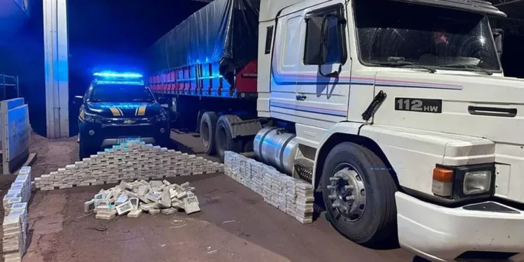 Com farol de carreta apagado, traficante levava R$ 60 milhões em cocaína