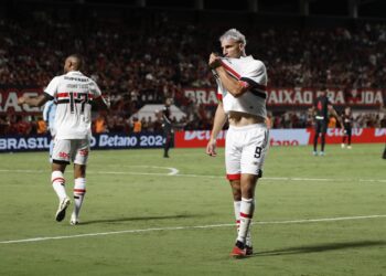 Com dois a mais, São Paulo vence Atlético-GO sob olhares de Zubeldía e ganha a primeira no Brasileiro
