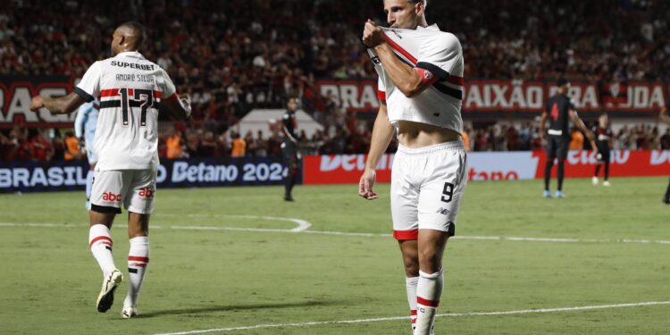 Com dois a mais, São Paulo vence Atlético-GO sob olhares de Zubeldía e ganha a primeira no Brasileiro
