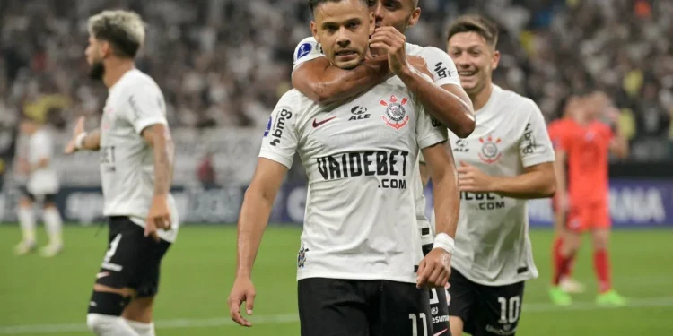 Corinthians goleia Nacional com show de Romero e vence a primeira na Sul-Americana