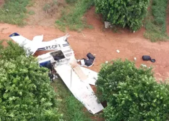 Avião com cocaína é interceptado pela FAB e quebra ao meio em pouso forçado