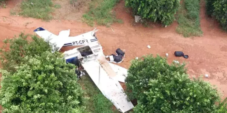 Avião com cocaína é interceptado pela FAB e quebra ao meio em pouso forçado