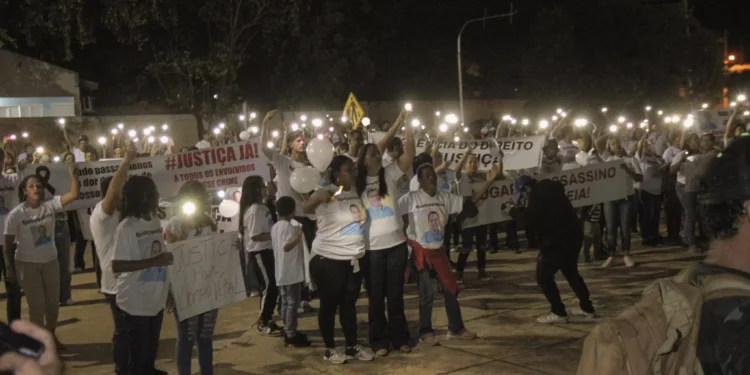 Na despedida de 7º dia, amigos protestam por justiça para morte de ex-vereador