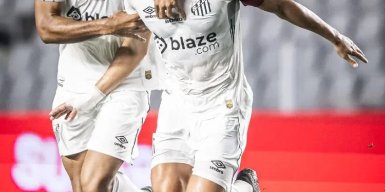 Com placar elástico, Santos vence Guarani na Vila e volta à liderança da Série B