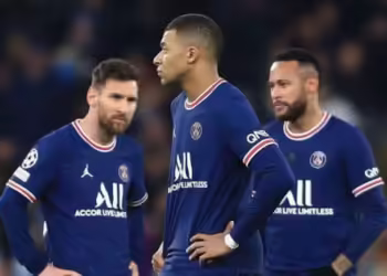 Depois de sabotar o ambiente para Neymar e Messi, Mbappé abandona o PSG, frustrado. Vai para o Real Madrid para tentar ganhar a Champions