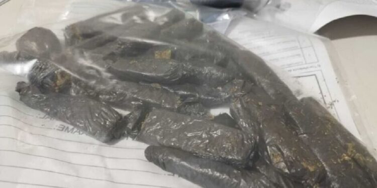 Mãe denuncia filho adolescente após encontrar maconha em armário de casa em Dourados
