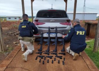 Homem é flagrado transportando fuzis e pistolas no carro da família em Ponta Porã