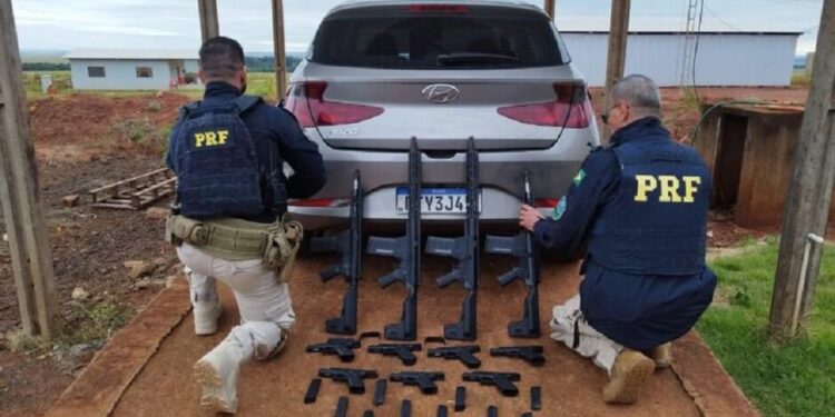 Homem é flagrado transportando fuzis e pistolas no carro da família em Ponta Porã