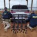 Homem é flagrado transportando fuzis e pistolas no carro da família em Ponta Porã