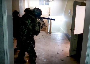 Homens armados atacam sinagogas e igrejas ortodoxas na Rússia