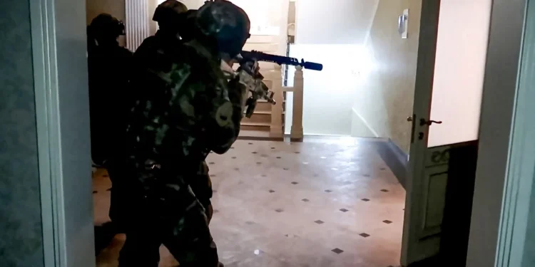 Homens armados atacam sinagogas e igrejas ortodoxas na Rússia