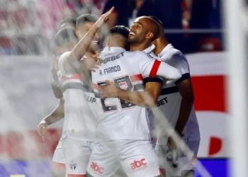 São Paulo ganha do Cruzeiro, segue invicto com Zubeldía e entra no G4 do Brasileiro