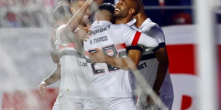 São Paulo ganha do Cruzeiro, segue invicto com Zubeldía e entra no G4 do Brasileiro