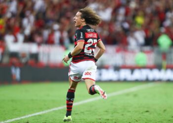 Flamengo marca no último minuto, vence o Bahia e assume a liderança do Brasileirão