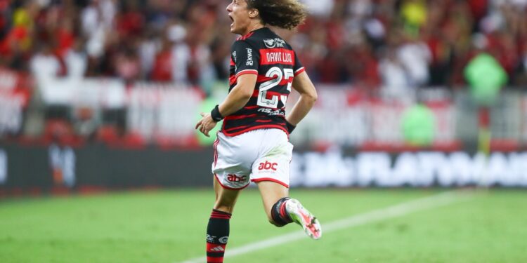 Flamengo marca no último minuto, vence o Bahia e assume a liderança do Brasileirão