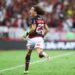 Flamengo marca no último minuto, vence o Bahia e assume a liderança do Brasileirão