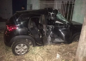 Ciúmes na conveniência: Mulher bateu carro em poste e morreu quando fugia do marido em Campo Grande