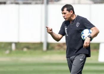 Corinthians dá prazo para Carille se desligar do Santos e mantém Ramón Diaz em stand-by