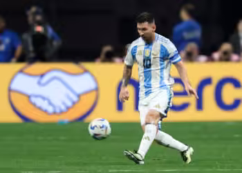 Messi se torna o segundo maior artilheiro por seleções