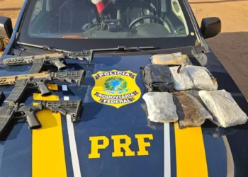 Mulher é presa com fuzis e drogas escondidas em painel de carro em Campo Grande