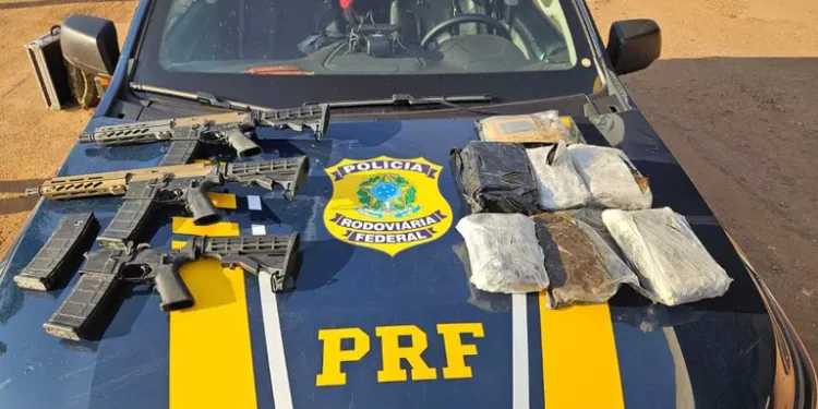 Mulher é presa com fuzis e drogas escondidas em painel de carro em Campo Grande